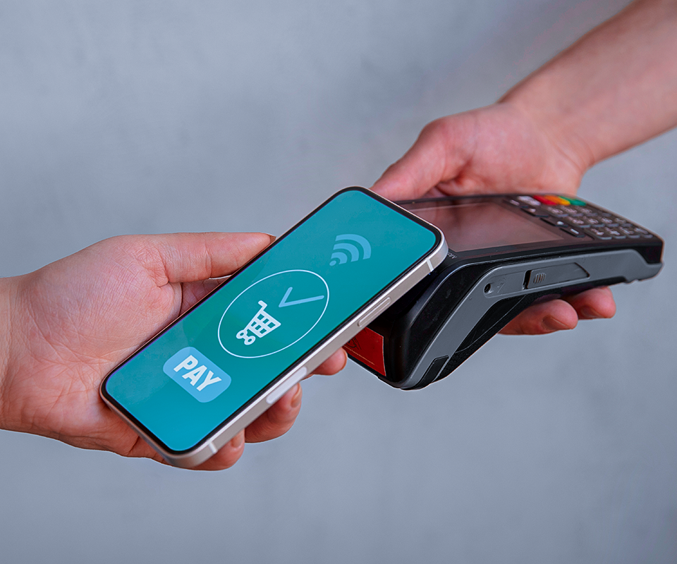 Consumidor realizando pagamento digital em 2025