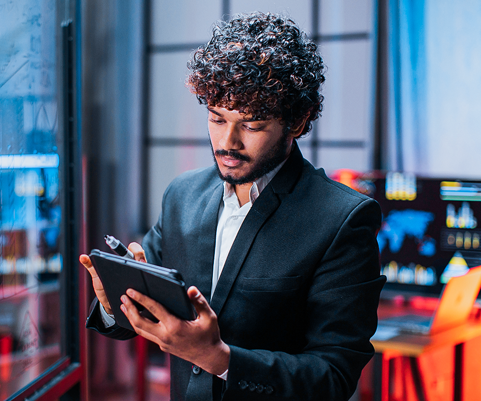Profissional analisando dados financeiros em tablet para gestão de tesouraria estratégica