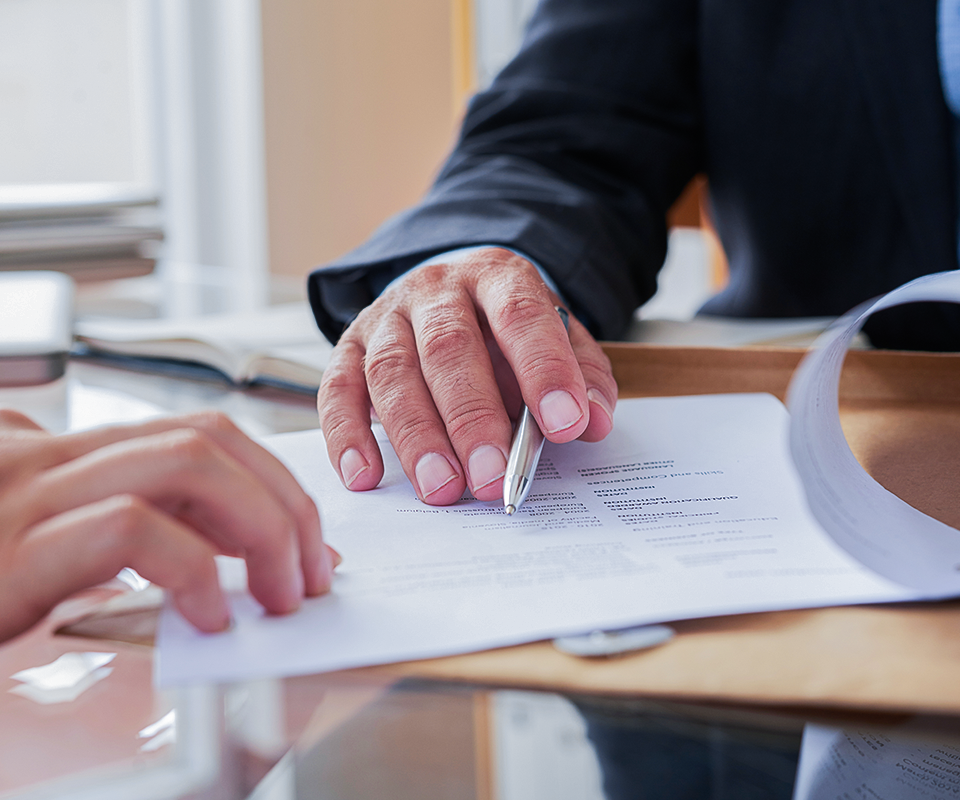 Pessoa analisando folhas financeiras no escritório, controle de contratos IFRS 16 no ERP