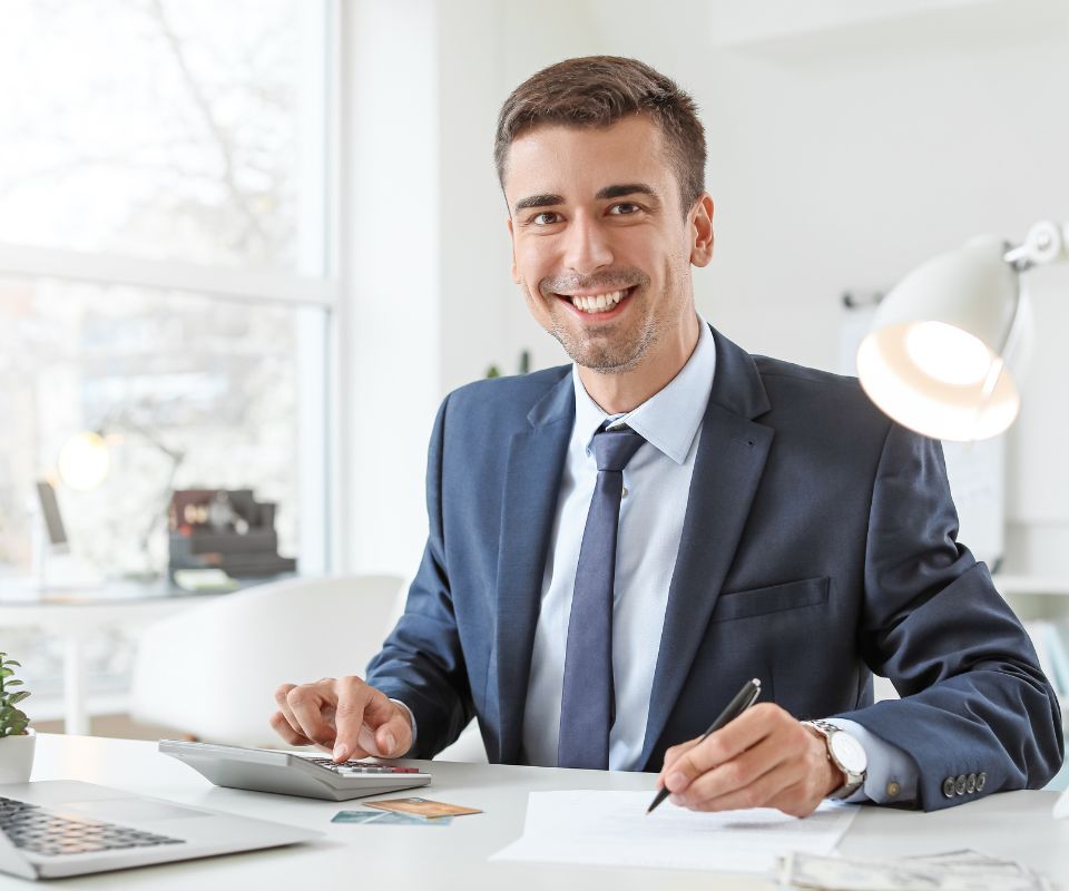Executivo no escritório representando eficiência com API de pagamento integrada ao SAP
