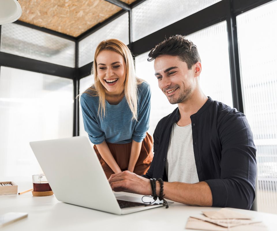 Profissional financeiro analisando boletos digitais no ERP – Automação financeira com DDA integrada ao SAP