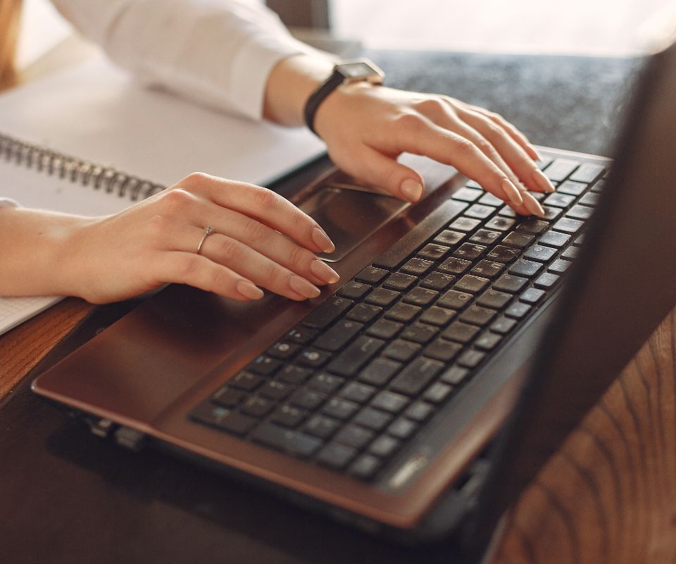 Mulher analisando gestão de extrato bancário SAP de forma automática