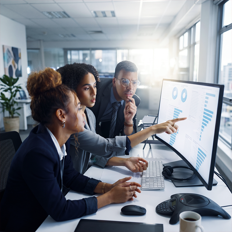Equipe financeira analisando gestão de caixa e cash pooling em ambiente corporativo.