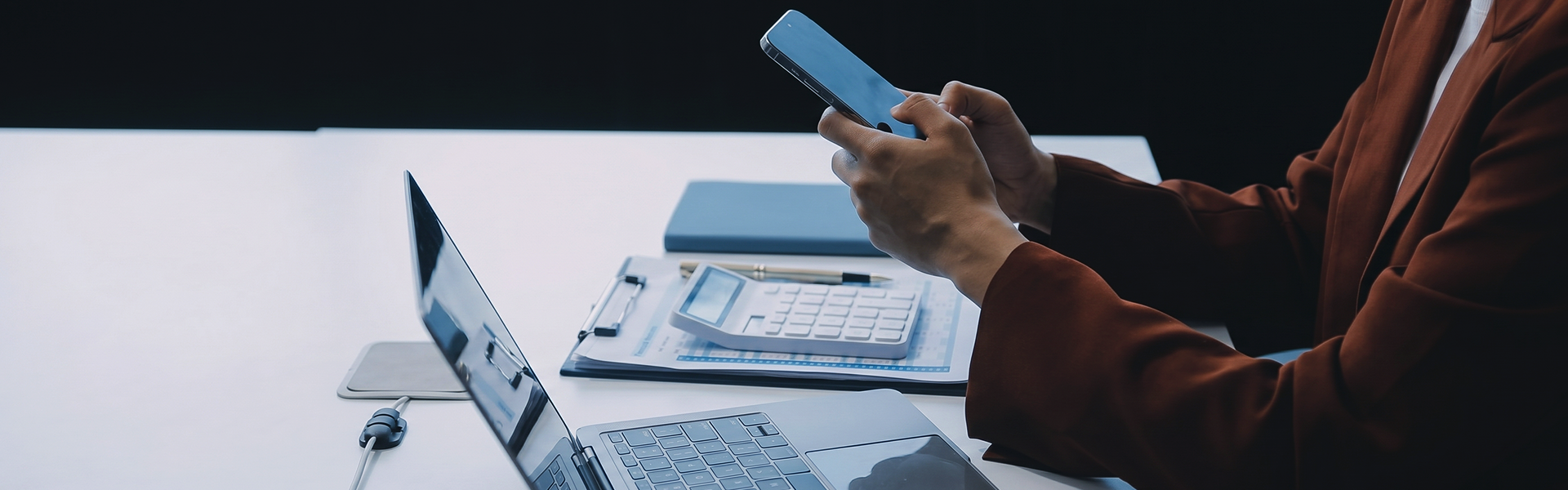 Transferências entre contas correntes em estrutura de cash pooling com regras financeiras.